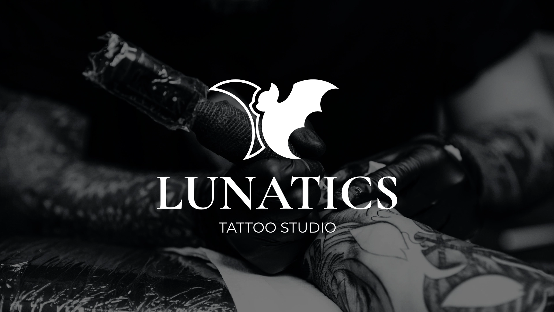 Лого и визуална идентичност на Lunatics Tattoo Studio — знак с луна и прилеп