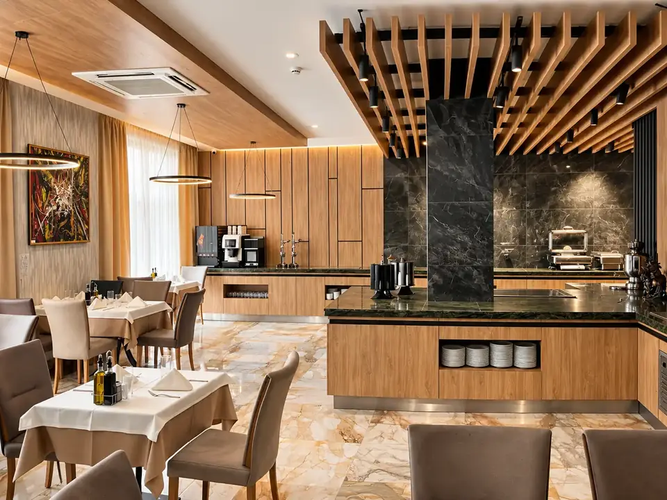 Ресторантът на Santé SPA Hotel, Велинград: бюфет с черен мрамор, дървен ламелен таван и сервирани маси